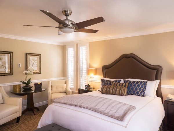 Carriage House Inn image 25