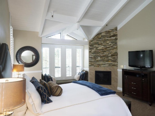 Carriage House Inn image 9